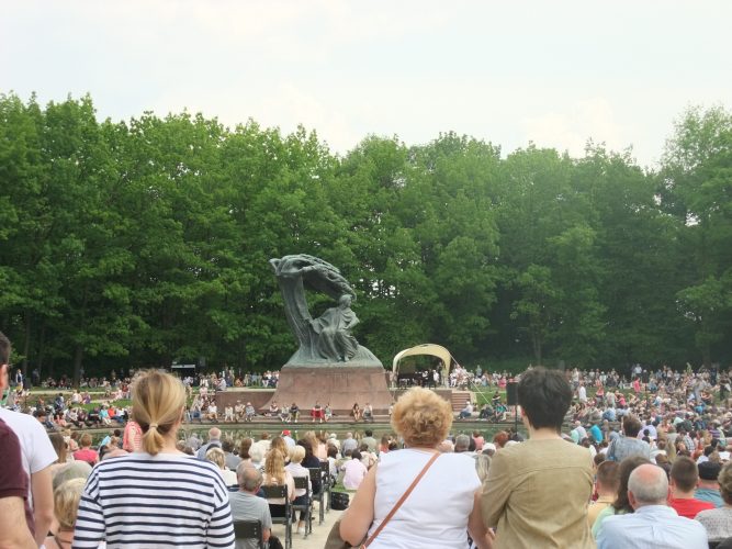 ワルシャワワジェンキ公園ショパンピアノコンサート行き方