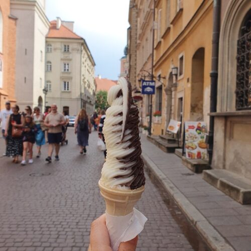 ポーランドのソフトクリームシュフィデルキ夏アイス