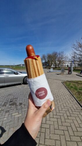 ポーランドのガソリンスタンドコンビニホットドッグ縦型