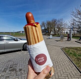 ポーランドのガソリンスタンドコンビニホットドッグ縦型