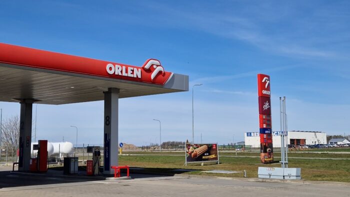 ポーランドのガソリンスタンドコンビニホットドッグ縦型